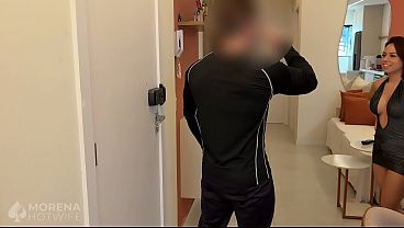Casada Safada Recebeu o Entregador Cheia de Tes&atilde_o e Chamou Ele Pra Fuder a Bucetinha - Gravou Tudo Para o Corno Assistir
