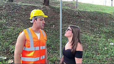 NOVINHA CHAMOU O PEDREIRO PARA ARRUMAR O CHUVEIRO E DEPOIS PAGOU ELE COM CH&Aacute_