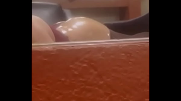 Travesti Moviendo El Culo thumbnail