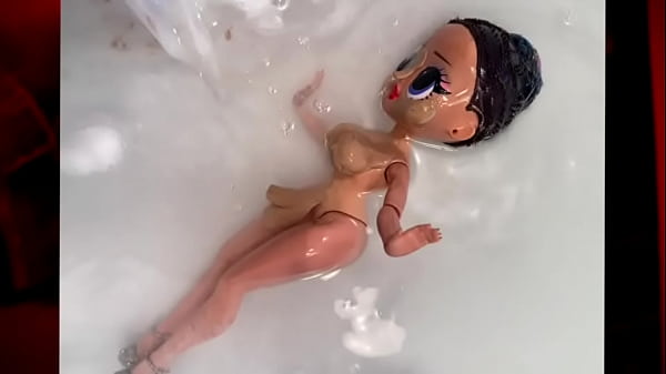 La Cici Si Diverte Con I Liquidi E Sostanze Schiumose thumbnail