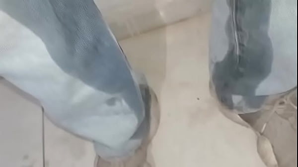 Pantalones orinados con pañal de tela y doble orgasmo