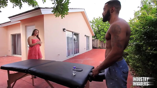 Nonton The Sensual Massage : Melanie Hicks And Her Big Black Dick Masseuse thumbnail