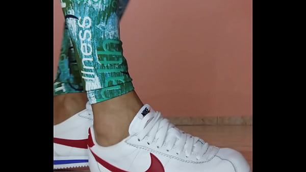 Cdzinha na pontinha du tirando seu nike cortez