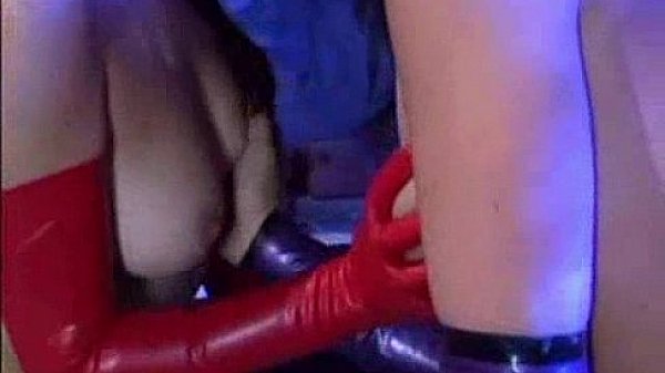 Latex lesbians fucking house 