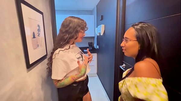 Transexual Y Dos Chicas Follan Una Mu&ntilde;eca Sexual Tantaly thumbnail