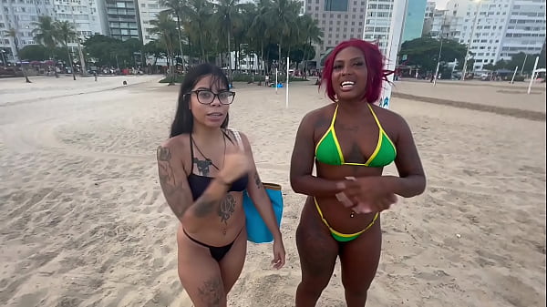 Nonton Chamei Duas Meninas Na Praia Para Gravar Porn&ocirc; Ofereci Uma Grana Pra Elas Ser&aacute; Q Elas Aceitam? thumbnail