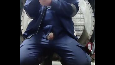 Гей не смог побороть своё сексуальное желание и начал мастурбировать прямо на работе! thumbnail