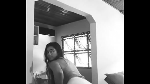 Moreninha novinha dan&ccedilando funk com a buceta inchada