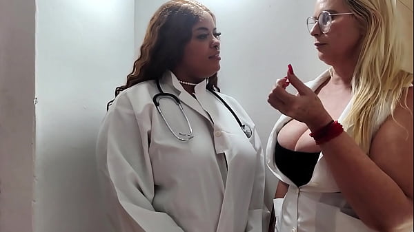 Nonton M&eacute;dica E Farmac&ecirc;utica Pega Paciente Malandro Se Masturbando E O Colocam Para Trabalhar Em Suas Bucetas thumbnail