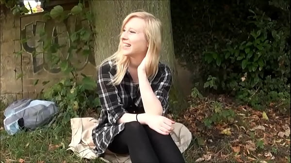 Nonton Satine Sparks Masturbating In Public thumbnail