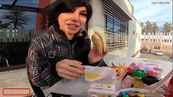 Famosa Youtuber Latina Va Al Mcdonald Y Termina Con Salsa Sobre Ella - "es Muy Grande, Metemelo Todo" thumbnail