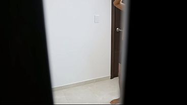 sorprendo a mi vecina saliendo del closet con la verga dura 