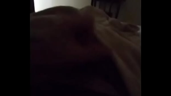 Batendo uma enquanto o amigo na cama de cima.