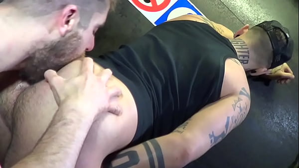 2125 Un Beau Mec Viril Barbu Bais&eacute; Par Son Pote Tatou&eacute;voici Isac Un Beau Mec ... thumbnail