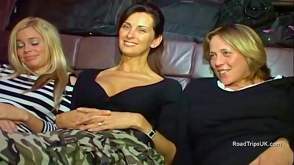 Nonton Lesbian Threesome Before Blowjobs And A Fuck thumbnail