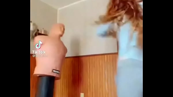 Ruiva batendo em boneco