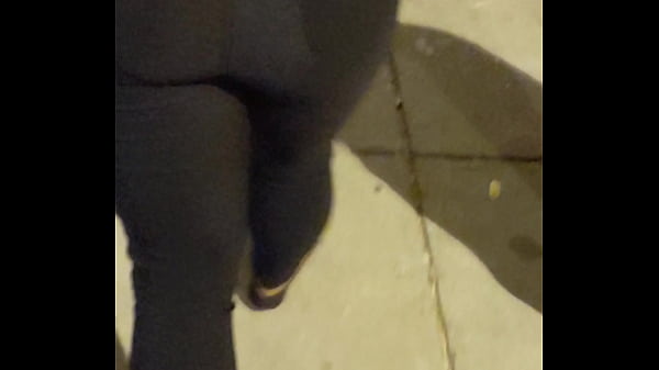 Nonton Big Booty Walking thumbnail