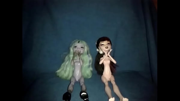 Nonton Cum On Monster High Dolls thumbnail