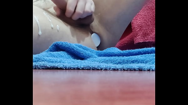 Me corro con un plug anal en el ba&ntildeo