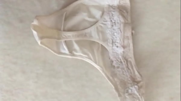 Mira esta tanga de color blanco