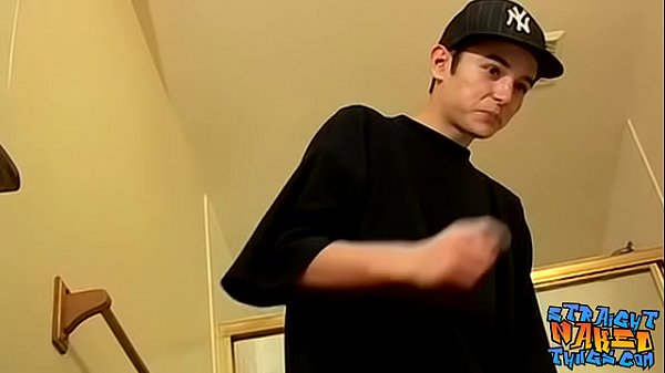 Amateur straightie shaves before wanking 