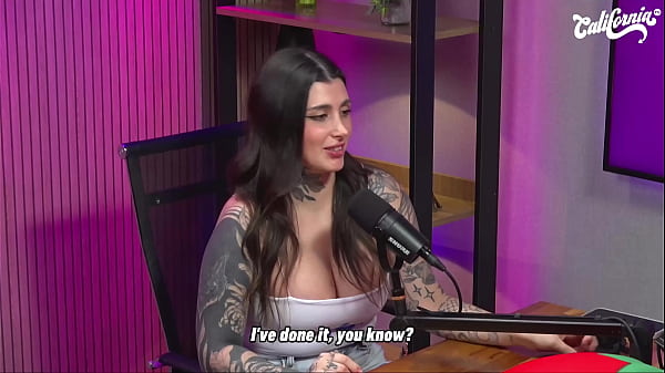 Nonton Lulu Valotta Faz Striptease E Seduz Ruiva Peituda thumbnail