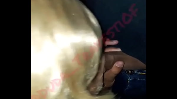 Passeio no Glory Hole rendeu. Cad&ecirc os machos que gostam daquela gulosa. D&aacute um RT ou curte.DivulgaCdzinh4 CdsPutas coup…