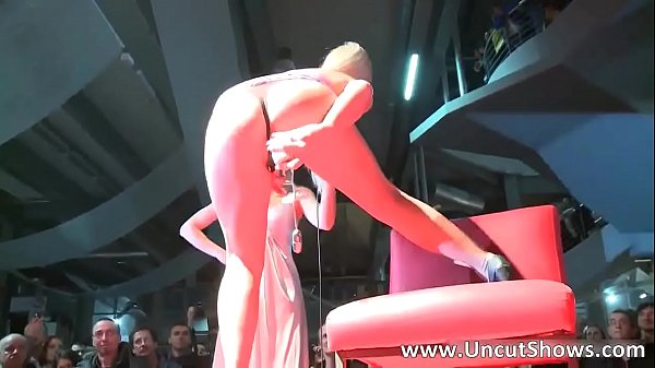 Incredible blonde babe tries a new dildo
