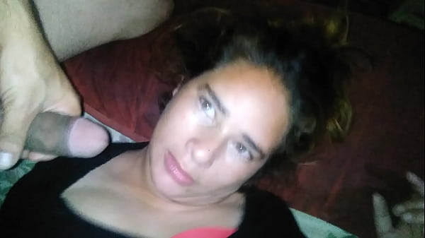 Me la chupa y se la meto de misionero y juego con sus tetas por la noche