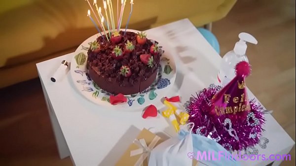 Nonton Step Son's Bday Present Is 's Pussy thumbnail