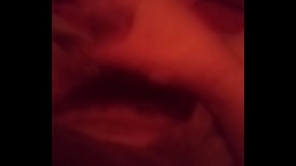 Petite branlette solo canap&eacute; 