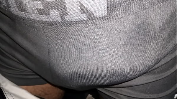 De pau duro na cueca cinza