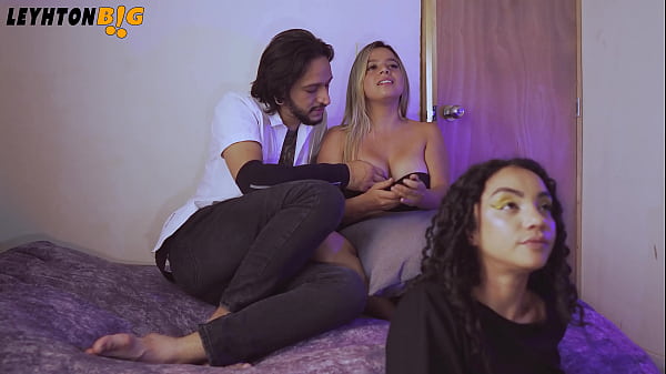 La puta de la mejor amiga de mi novia se deja follar mientras vemos peliculas