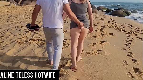 Esposa safada chupando amigo at&eacute;  ganha leiteinho na praia 