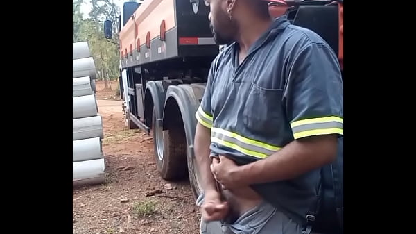 Trabalhador se Masturbando na Obra escondido atr&aacute;s do Caminh&atilde;o da Empresa 