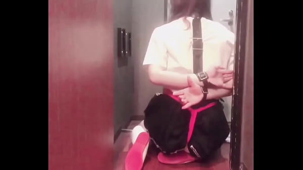 Play MP4 - 【女装マゾ奈緒】制服お仕置きビンタ001