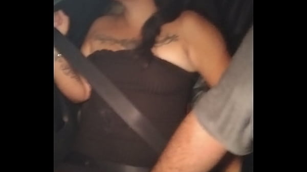 Ense&ntilde;ando Calzones Y Pecho En El Taxi thumbnail