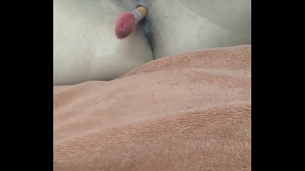 بتجلخ مع واحد على الفون وبتغرق السرير لبن thumbnail