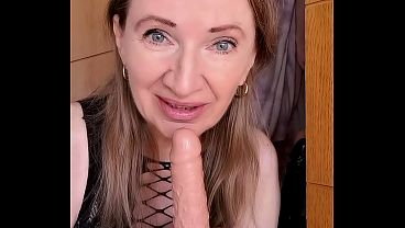Coroa Bunduda Mostra Closet Secreto Com Dildos E Chupa Tudo