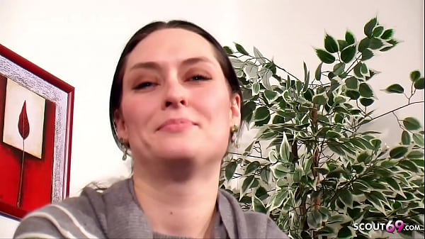 Sch&uuml;chterne Deutsche Nachbarin Strippt Und Besorgt Es Sich Selber Vor Der Kamera thumbnail