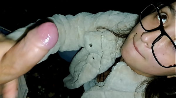 Nonton Hermanastra Hace Una Mamada Mientras Pasea Por El Bosque Al Aire Libre thumbnail