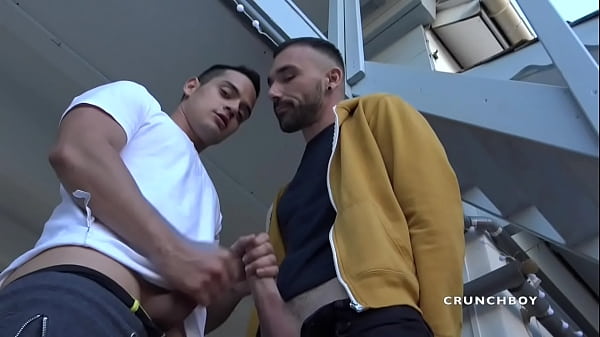 Jeune Latino Bien Bais&eacute; Par Son Ami En Plan Exterieur thumbnail