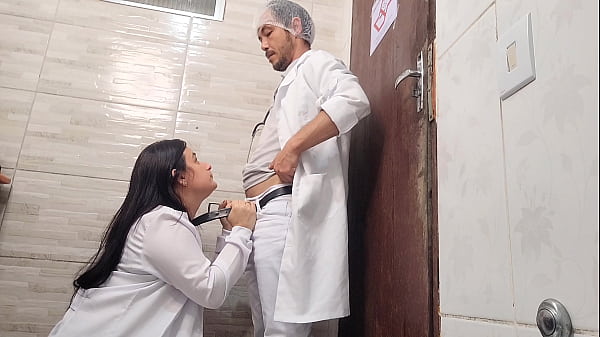 Enfermeira gostosa vai ao banheiro do hospital com mé_dico