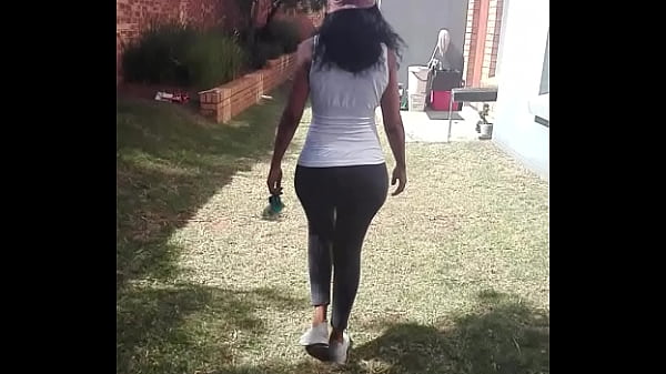 Nonton Sexy Hot Ebony Babe Walking Dressed In Tight Leggings thumbnail