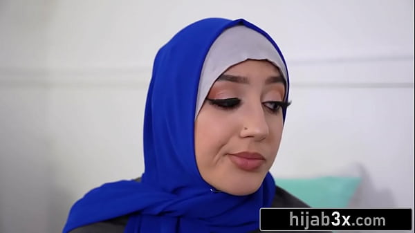 Nonton Gorgeous Hijab-wearing Teen Fucking Her Boyfriend On Mardi Gras thumbnail