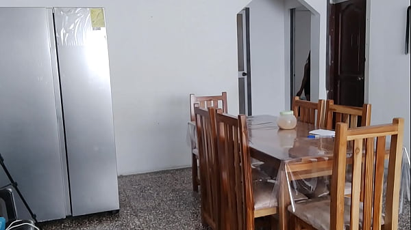 empleada domestica tetona se le pasea desnuda al veterano de 60 a&ntilde;os quien esta ciego en casa 