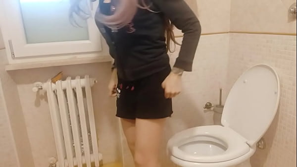 Nonton My Fartin'hot Mom On The Wc thumbnail