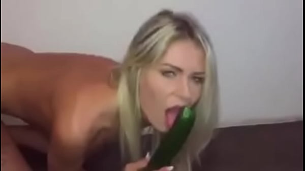 Nonton Claudia Macc Pee thumbnail