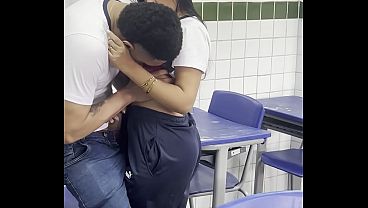Novinha anos do colegio do ensino medio de fortaleza fazendo oral e dando pro amigo pauzudo na sala de aula