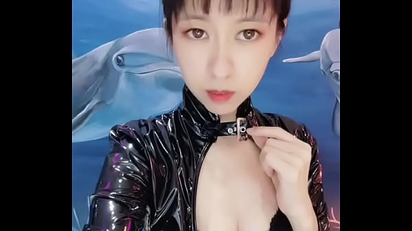Nonton 女王裝的樣子 thumbnail